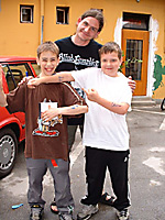 Die Grazer Fans mit Bandopa und Chronist Christian