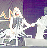 Masterplan-Bassist Jan S. Eckert mit seinem Fischgrätenbaß