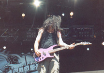 Gibt der Bezeichnung Hair-Metal eine neue Dimension: der Lillian Axe-Bassist