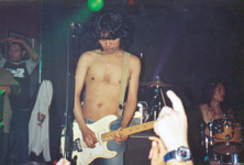 Man zieht das T-Shirt aus, das gefällt den Mädels ...