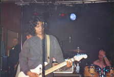 Das Konzert ging so lang, dass er dann doch nochmal ein Hemd anzog.