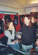 Auch nach der Show gut gelaunt am Merch-Stand: Britta von der Tyler Roberts Band und John Payne