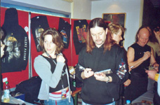 'Hab ich denn da schon mitgespielt?' - John Payne checkt erst mal die ihm zum Signieren vorgelegten CDs