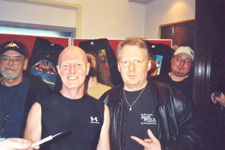 Schlagzeug-Legende Chris Slade und ein Fan (der nächste streckt schon den Edding hin zum Unterschreiben ...)