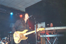 Mr. Hughes in Aktion - rechts sein schwedischer Keyboarder, den er als 'Teddybär' vorgestellt hat