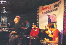 4 der 5 'Hüpfer', äh ... der Gruppe hopf bei ihrem Akustik-Auftritt
am Felsenfest-Stand