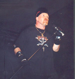 Hohes Sirenenorgan: Sänger Ski von Deadly Blessing