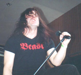 'I am the beast' oder what? - Der Paragon-Sänger, hier on stage noch nüchtern ...