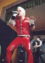 Dieses kleine untersetzte tätowierte Gummibärchen ist der TORCH-Sänger, der 'ne Mords-Stimmung verbreitet hat!