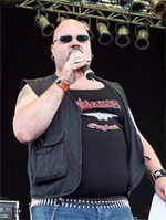 Vor oder nach der ewigen Glückseligkeit: Moderator und Rock Hard-Chefredakteur Götz Kühne'mosh'