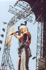 Wirkt leider immer noch gekünstelt und gestellt bei ihren Ansagen: Doro