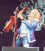 'Two steps from the move': Michael Monroe und sein rotes Saxophon