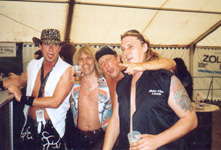 Pünktlich um 10.00h morgens am Jackie-Stand: Die Jungs der Band HUMAN ZOO