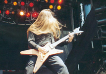 Haare ohne Ende und äußerst gefragter Gitarrist: Ira Black