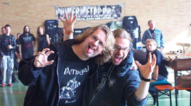 Die CrossOver-Abgesandten, kritisch beäugt vom Hinterland