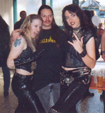 Die zwei Mädels von IGNITOR und ein Skullview-Mitglied