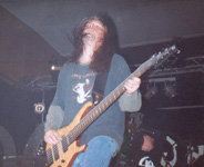 Am 6-Saiten-Bass: John Tetley (Jag Panzer)