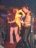 Chip, Sheldon und Michael mit Platzproblemen auf der Mini-Bühne