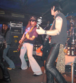 Wenn der Sänger mal ne Pause hat, kann auch der Basser mal nach vorne