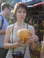 Auf dem Markt in Negombo: Sopranistin Ina Behla genießt zur Erfrischung eine Königskokosnuss.