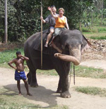 Sopranistin Gabriele Eitner wagte sich mit Bassist Jörg Withulz auf einen Elefanten.