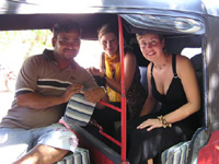 Sopranistin Astrid Withulz (m.) und Altistin Paola Hoffmann haben es sich bequem gemacht.