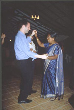 Anfänglich noch zaghaft, aber immerhin: das interkulturelle Tanzbein wird geschwungen - hier versucht sich Bassist Bertram Liskowsky