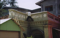 Fünf Tage vor der Eröffnung: Das Beratungszentrum ist noch Baustelle, auf der sich noch einiges tun wird, auch ohne für uns selbstverständlichen Arbeitsschutz.