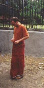 Zutritt zum Tempel erhielt nur, wer Knie und Schultern bedeckte. Mancher Tourist musste also zur traditionellen einheimischen Kleidung greifen: Tenor Michael Kaiser etwa zu einem Sarong