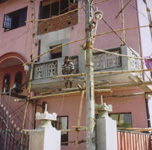 Fünf Tage vor der Eröffnung: Das Beratungszentrum ist noch Baustelle, auf der sich noch einiges tun wird, auch ohne für uns selbstverständlichen Arbeitsschutz.