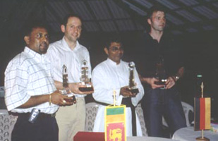 In sehr förmlicher Atmosphäre ehrte der Kirchenvorstand der St. Peters Gemeinde die Leute, die sich besonders um das Tsunami-Hilfsprojekt verdient gemacht hatten (v.l.n.r.): Initiator Anton Fernando, Großenhains Bürgermeister Burkhard Müller, Pater Terrence Kithsiri Perrera, Projektmanager Jens Krüger