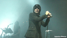 Immer noch dunkel und er trägt Mütze und Sonnenbrille ...