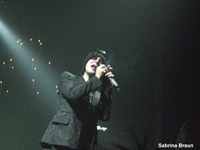 Und die Kronleuchter im Hintergrund werfen schwaches Kerzenlicht - Ville in sparsamer Aktion