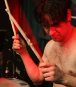 Der PUNCH des Drummers ist enorm: Siehe Trommelstock!!!