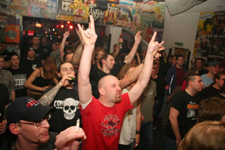 Blick in die (am nächsten Morgen hörgeschädigte) Crowd: Beers,
Tattoos and Rock'n'Roll!