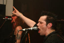 JM, gesanglich unterstützt durch Mumbles