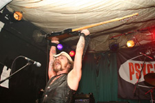 'Wollt ihr noch einen, oder was?!?' - Bassist Mumbles