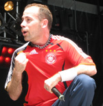 Perfekte Kleiderordnung: 'Guckt mal, was ich für ein schönes Trikot anhabe!' Als ob's nicht schon jeder gleich gesehen hätte! John Bush / Armored Saint - YEAH!!!