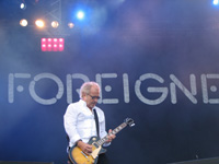 Still Hot Blooded: 'Mr. Foreigner' Mick Jones mit überzeugenden neuen Musikern