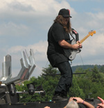 Matt LaPorte von Jon Oliva's Pain bei einem 'Ausflug' auf den Bühnensteg