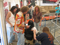 Vengeance kümmern sich um einen Fan im Rollstuhl vor der Autogrammstunde