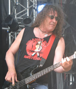 Still 'Girl Crazy' (alter Song vom Y&T-Album 'Ten') - siehe T-Shirt: Phil Kennamore