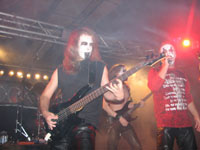 Zur Erinnerung, wir befinden uns hier NICHT auf einem Black Metal-Konzert, sondern bei einem Melodic Rock-Festival! Bloodbound - rechts der neue Sänger - live