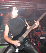 Nee, nicht POWERWOLF, das ist der Bassist von BLOODBOUND!