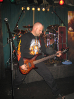 Erik Mortensen am Bass bei COMMUNIC