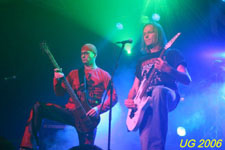 Der Bassist mit dem gewissen Outfit (links)