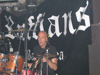 Luke Bowman vor einem Backdrop, das ein klein wenig zu groß heute war