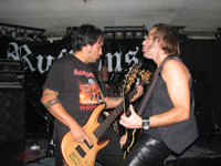 Tolles Stage-Acting: Bassist Eric Wong und Craig Behrhorst