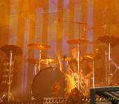 Hier ist das Drumkit noch ganz ...