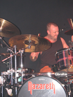 Hat die Karriere seines Vaters ausführlich studiert und trommelt das
Nazareth-Repertoire klasse durch: Lee Agnew